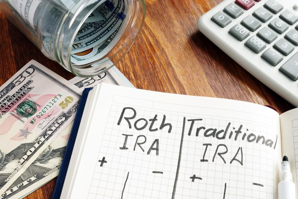 Roth IRA vs IRA tradicional escrito en el bloc de notas.