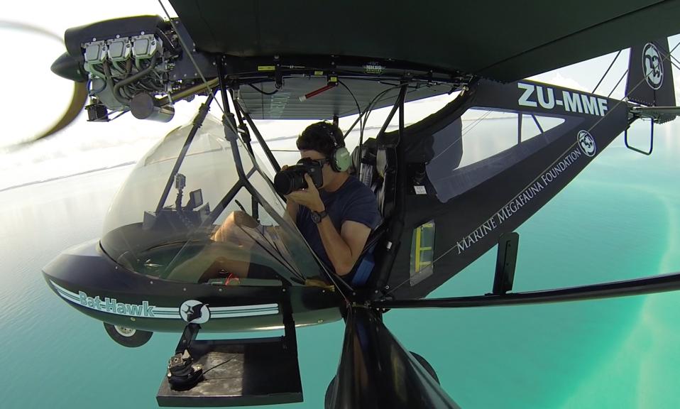 Janneman tomando fotos desde el ultraligero de la Marine Megafauna Foundation.
