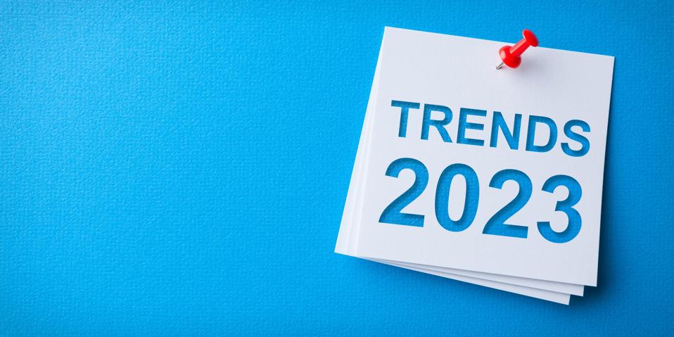 Тренди 2023 Слово в білій наліпці на синьому картонному фоні