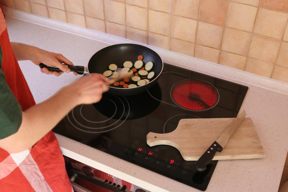 Mixing and cooking food