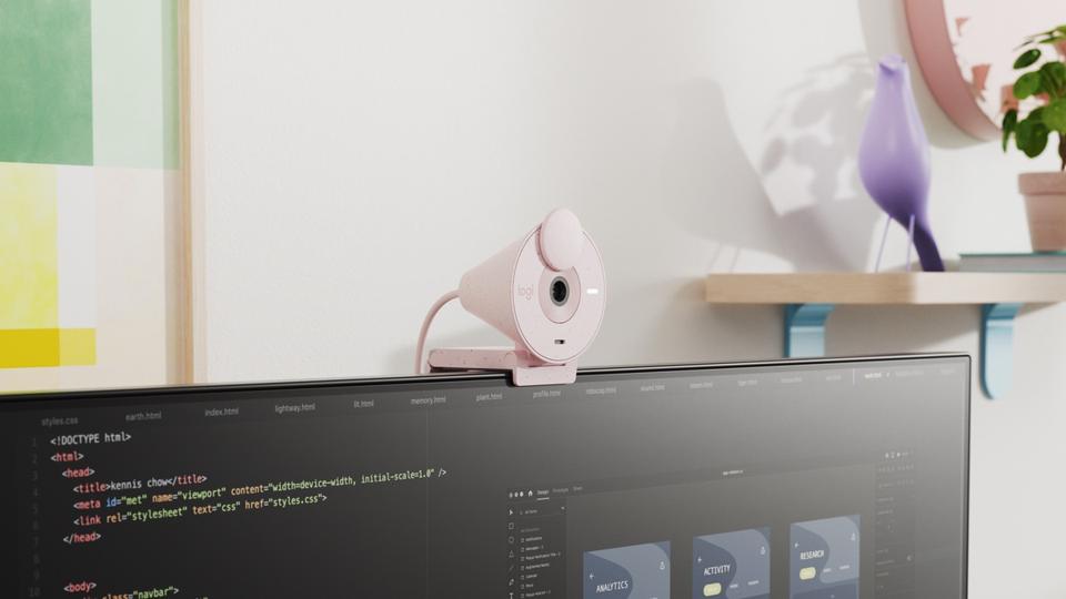 Веб-камера Logitech Brio 300 рожевого кольору