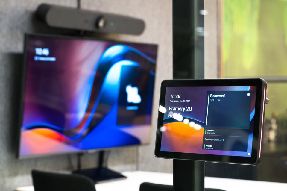 Framery показує крупним планом обладнання для конференцій Logitech