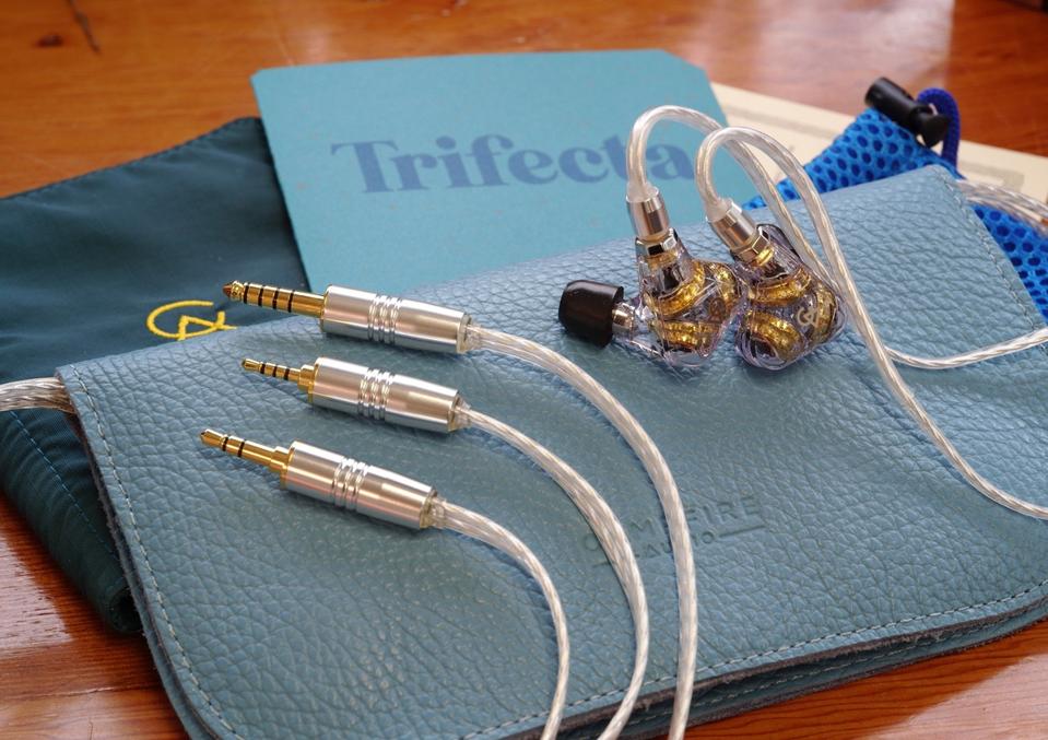 Trifecta de Campfire Audio con cables