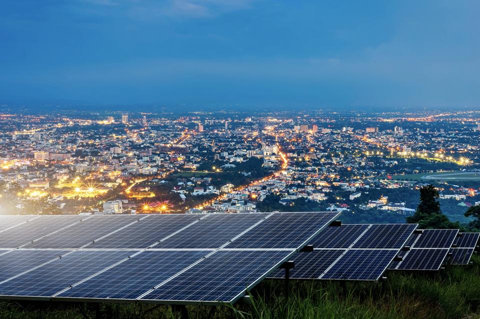 paneles solares sobre paisaje urbano