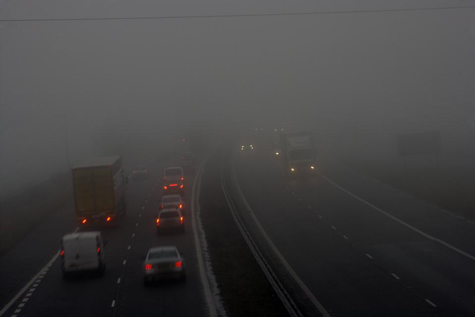 Tráfico en autopista con mala visibilidad, lluvia y niebla, Reino Unido