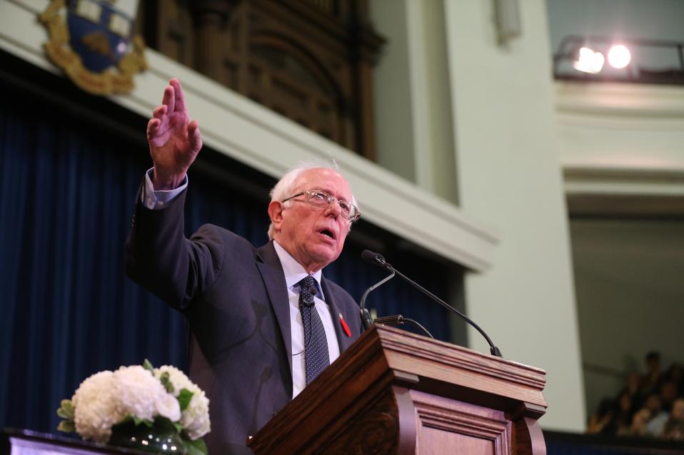 El senador estadounidense Bernie Sanders habla en el Salón de Convocatorias para hablar sobre el cuidado de la salud canadiense en la Universidad de Toronto