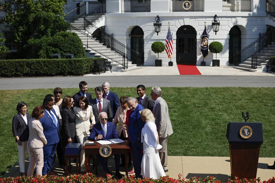 El presidente Biden convierte en ley CHIPS y la Ley de Ciencias