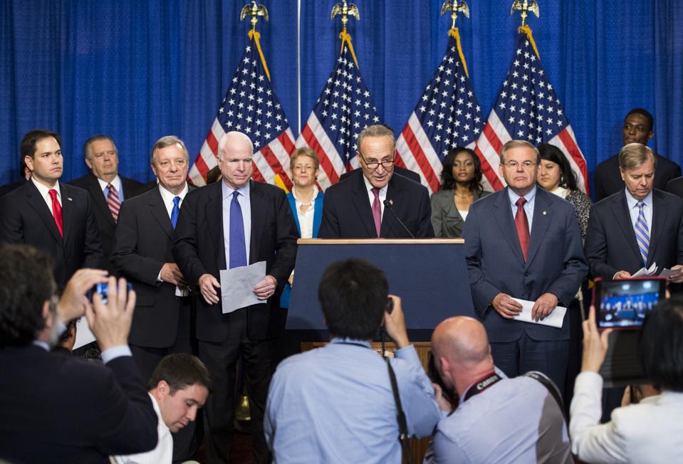 Conferencia de prensa de Gang of 8 Immigration Reform. El senador Chuck Schumer en el podio.