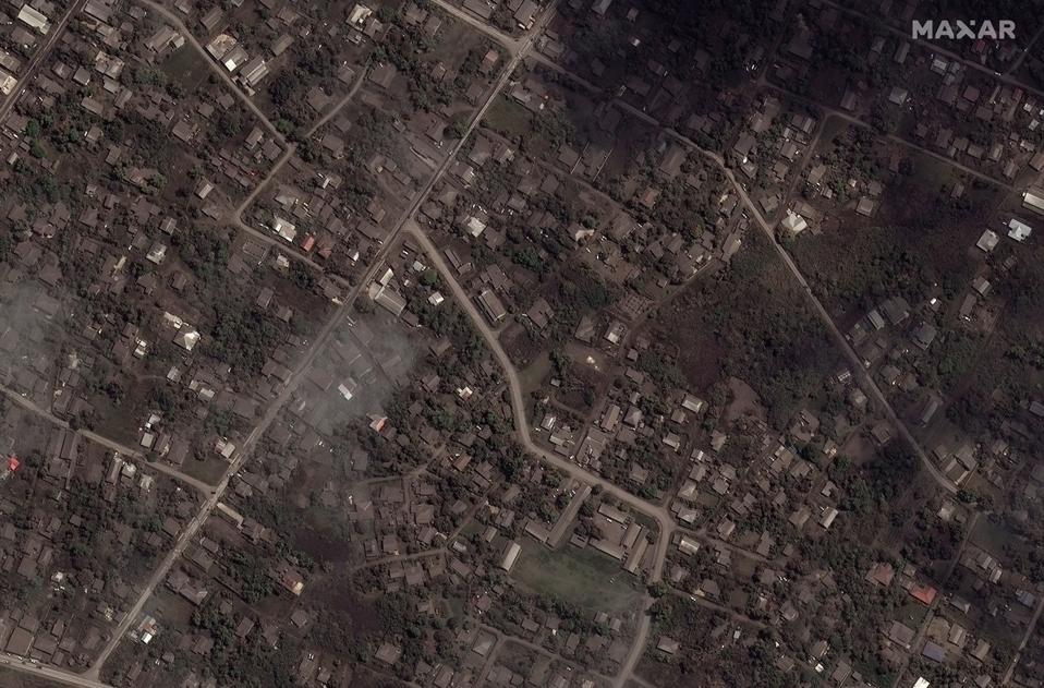 Супутникові зображення показують острів Тонгатапу до/після виверження вулкана в Тонга