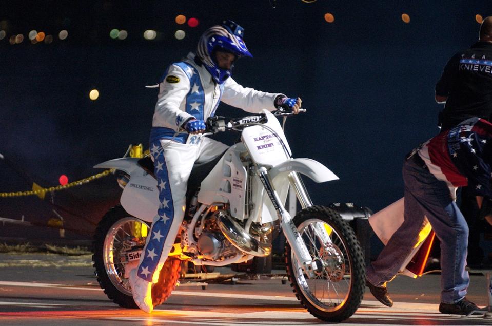 Robbie Knievel salta el USS Intrepid, EN VIVO desde Nueva York″