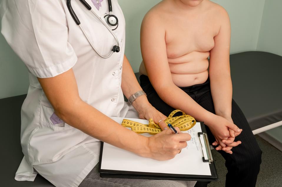Niño con profesional de la salud