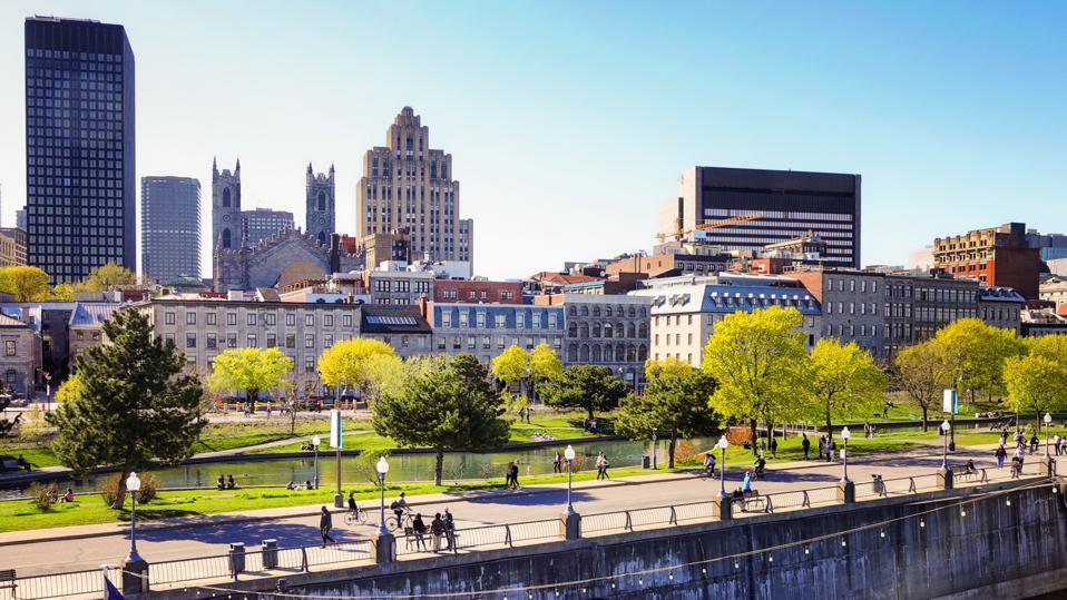 Vieux port de Montreal y el centro de la ciudad con el muelle del paseo marítimo en un claro día de primavera de mayo