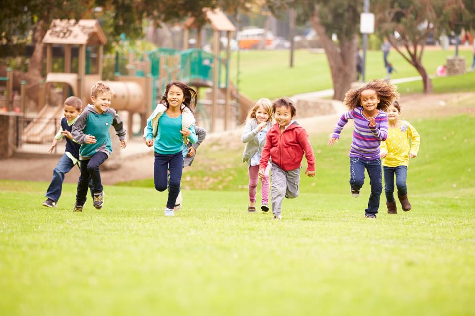 Grupo de niños pequeños corriendo