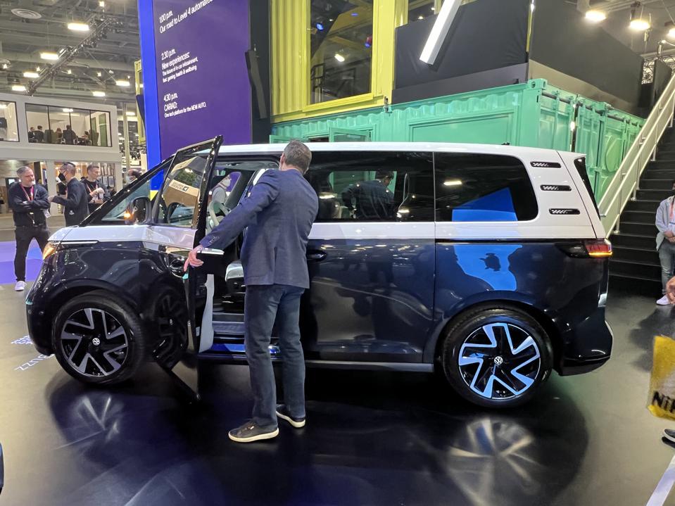 Echando un vistazo al interior del VW Bus totalmente eléctrico en CES 2023 en Las Vegas. Investigación del Futuro