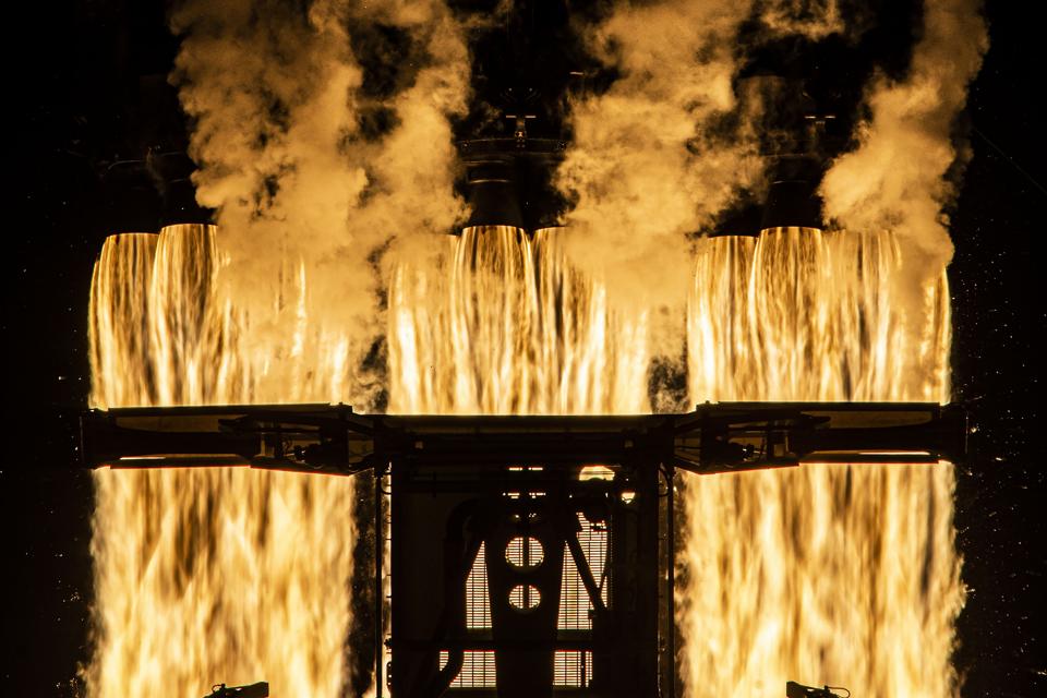 Важка ракета SpaceX Falcon Heavy покидає Космічний центр Кеннеді NASA 15 січня 2023 року в рамках місії USSF-67 для Космічних сил США.