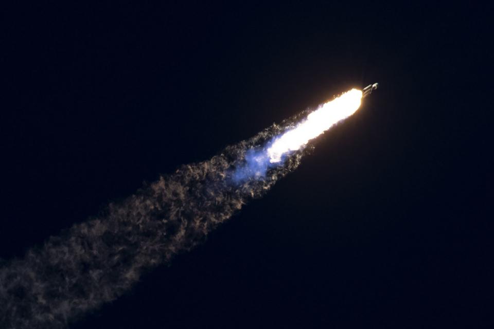 Важка ракета SpaceX Falcon Heavy покидає Космічний центр Кеннеді NASA 15 січня 2023 року в рамках місії USSF-67 для Космічних сил США.