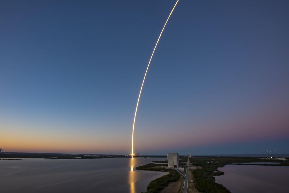 Важка ракета SpaceX Falcon Heavy покидає Космічний центр Кеннеді NASA 15 січня 2023 року в рамках місії USSF-67 для Космічних сил США.