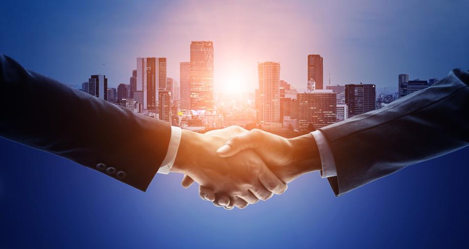 Concepto de red empresarial. Dándose la mano. Estrategia administrativa.