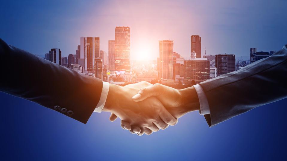 Concepto de red empresarial. Dándose la mano. Estrategia administrativa.