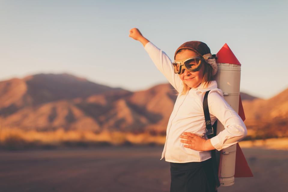 Chica joven de negocios con Rocket Pack