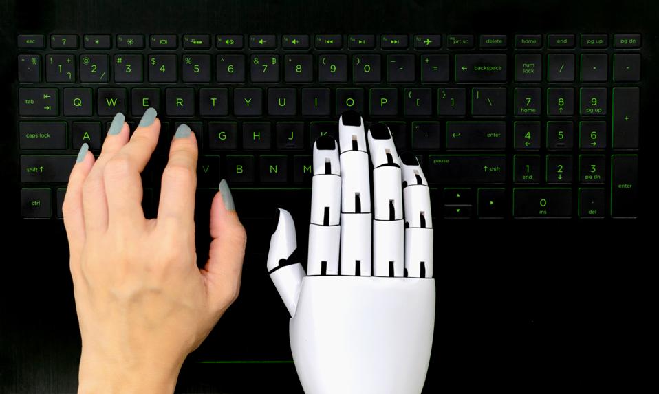 Concepto de robot chatbot de mano humana y mano de robot presionando el teclado de la computadora entrar