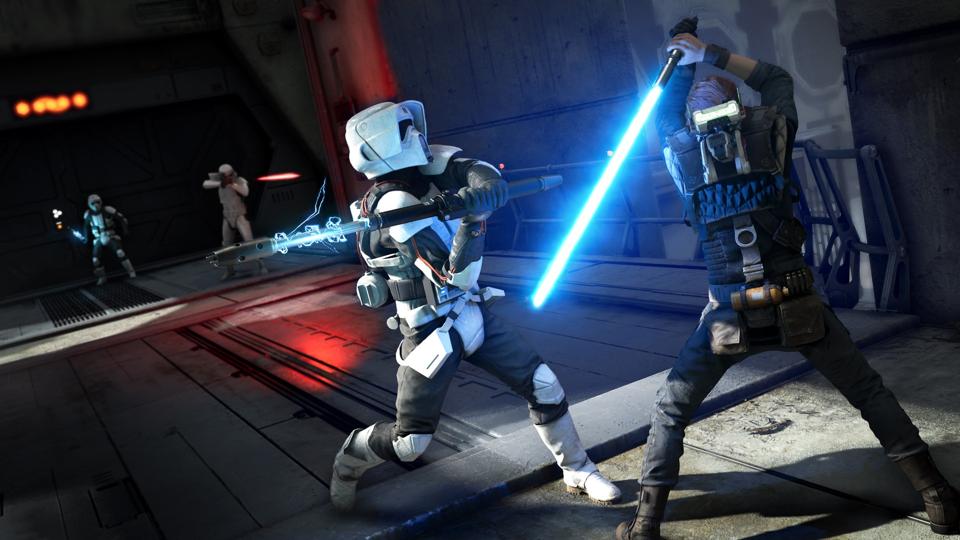 Un enemigo ataca a Cal Kestis, que empuña un sable de luz, en Star Wars Jedi: Fallen Order.
