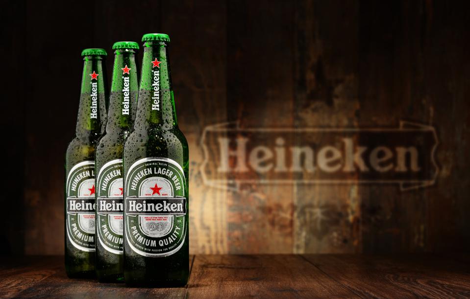 Botellas de cerveza Heineken