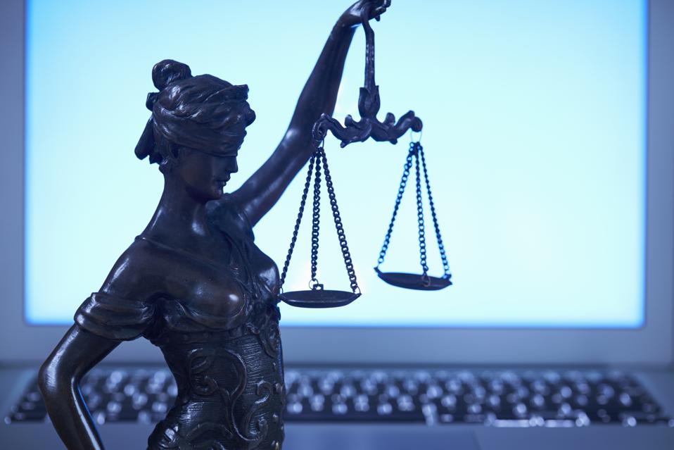 Леді Справедливість проти монітора ноутбука