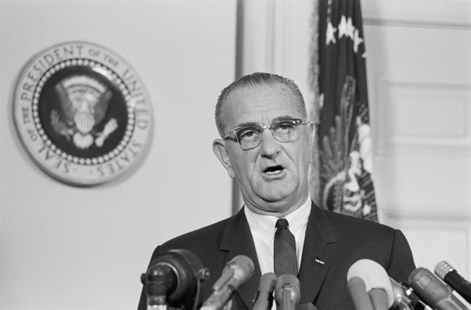 Presidente Lyndon B. Johnson dando un discurso