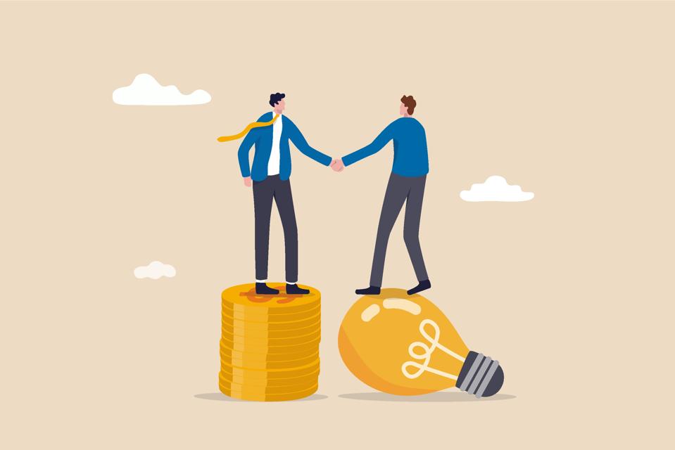 Подача ідей, збір коштів і венчурний капітал, продаж бізнесу або концепція угоди про злиття, бізнесмен-підприємець, що стоїть на лампочці з ідеєю, потискає руку венчурному капіталу на стосі монет.