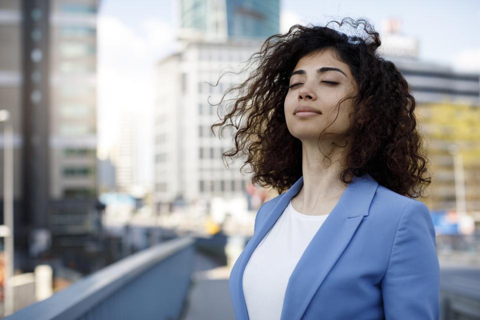 mujer de negocios, relajante, al aire libre
