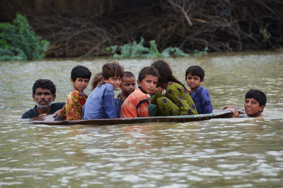 TOPSHOT-PAKISTÁN-EL TIEMPO-MONZÓN-INUNDACIÓN
