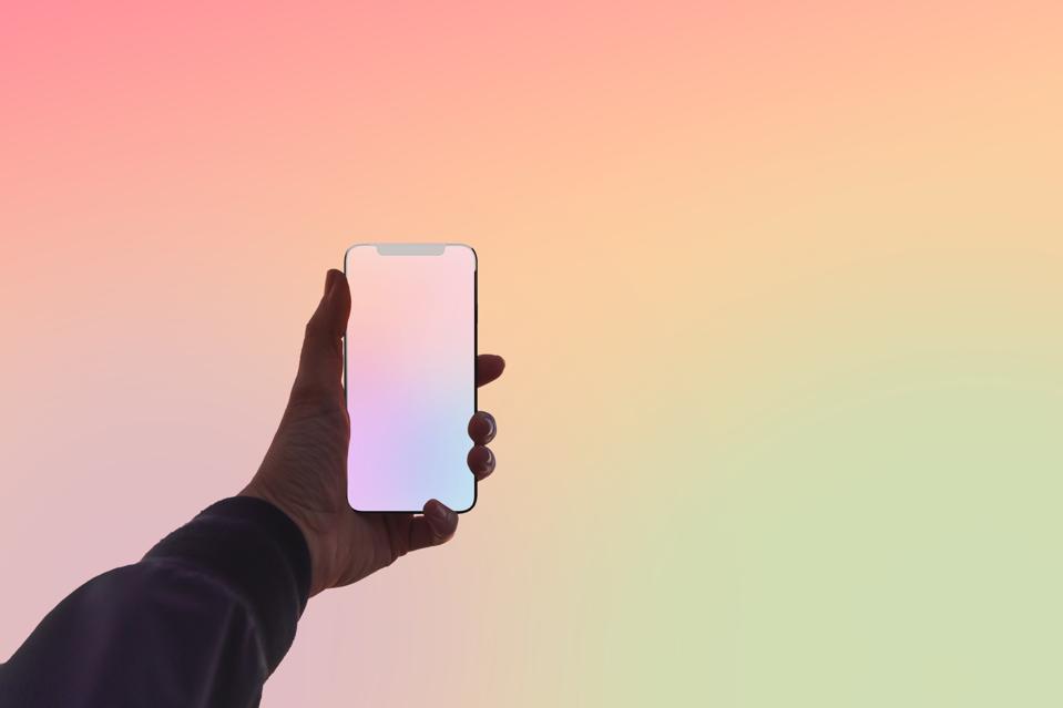 Imagen creativa que captura los colores del cielo del atardecer con un teléfono móvil.
