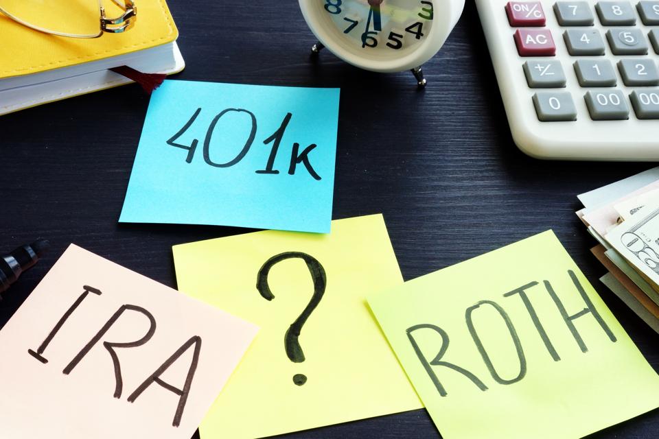 401k ira roth en pedazos de papel. Planificación de jubilación.