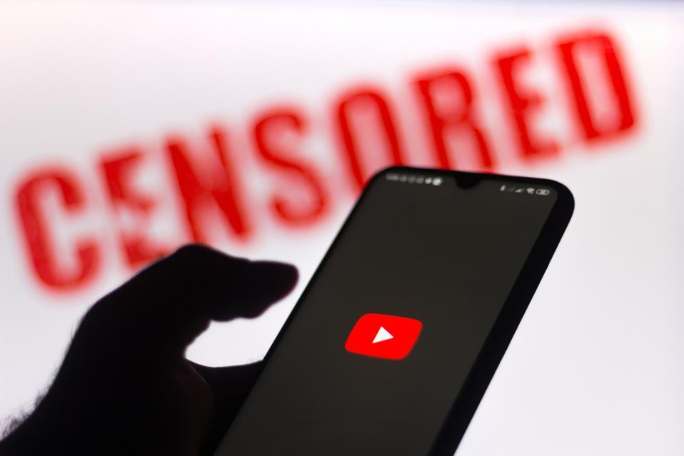 En esta ilustración fotográfica, el logotipo de YouTube se muestra en...