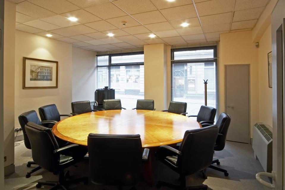 Sala de reuniones de oficina con mesa redonda