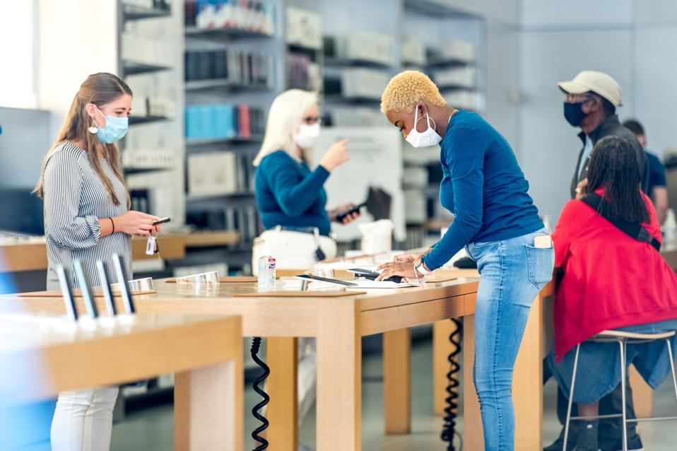 Apple reabre una tienda minorista en Charleston, Carolina del Sur, en medio de la pandemia de COVID-19