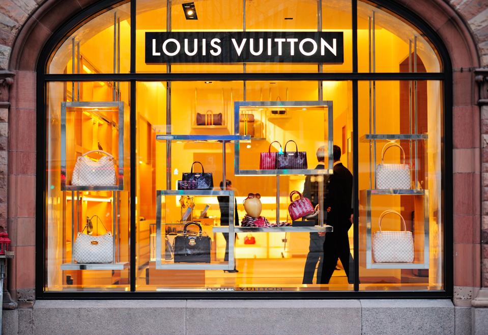Магазин Louis Vuitton з покупцями