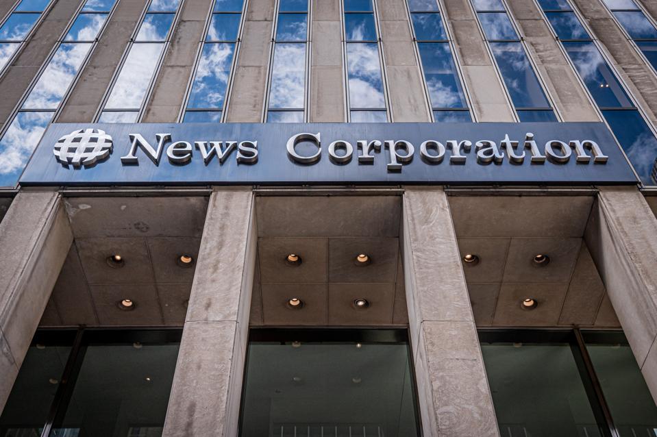 Marquesina en la entrada principal de la sede de FOX News en...