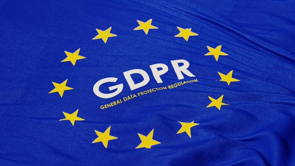 Bandera de la Unión Europea con texto GDPR en el medio
