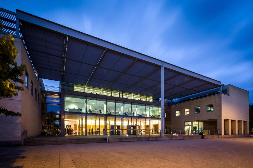 Saïd Business School at dusk