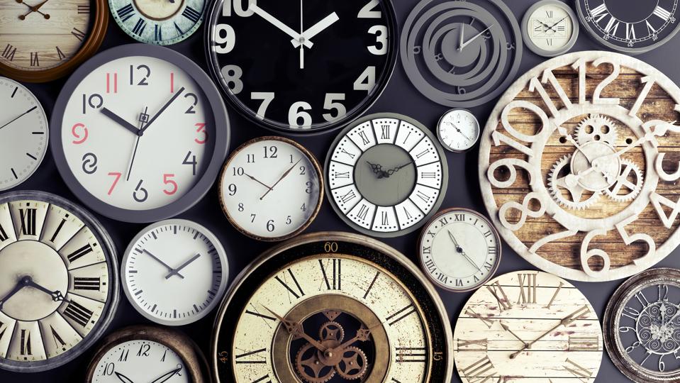 Concepto de tiempo, montón de relojes 3d render
