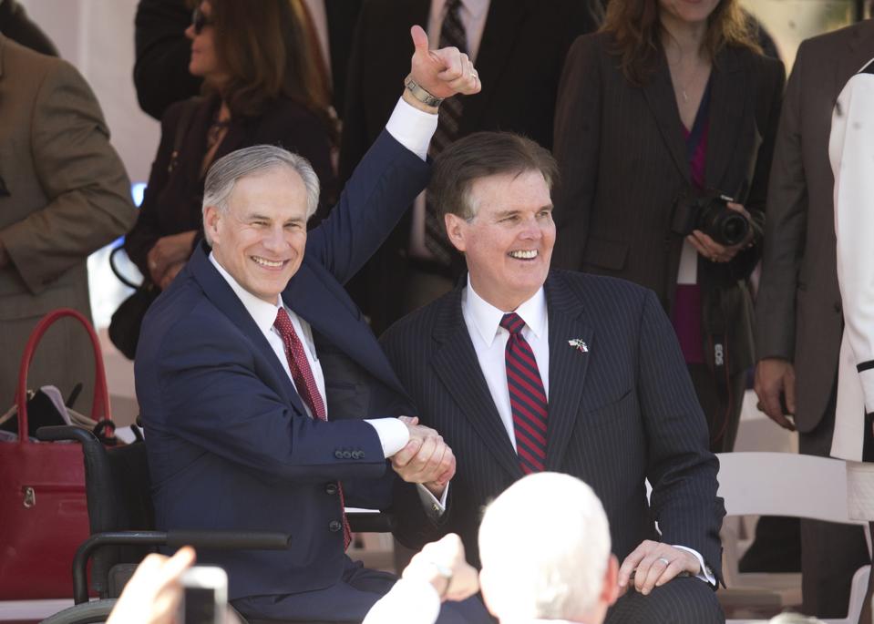 El gobernador de Texas, Greg Abbott, asumió el cargo