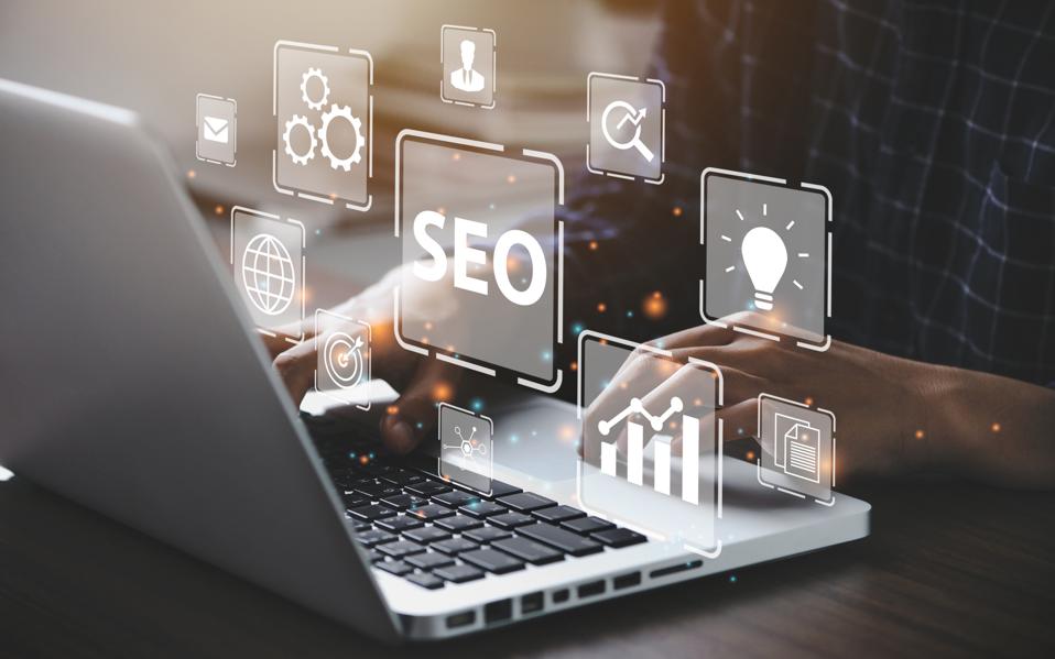 Empresario usando una computadora para análisis SEO Optimización de motor de búsqueda Marketing Ranking Tráfico Sitio web Internet Business Technology Concept.″n