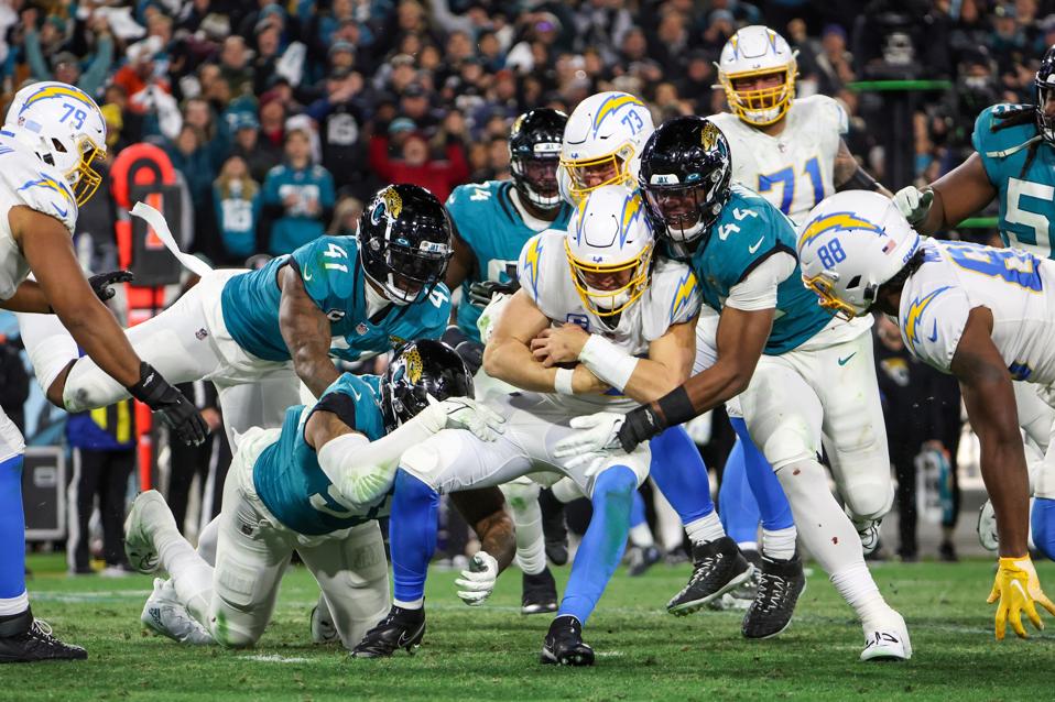 Los defensores de los Jacksonville Jaguars asfixian al mariscal de campo de Los Angeles Chargers, Justin Herbert.