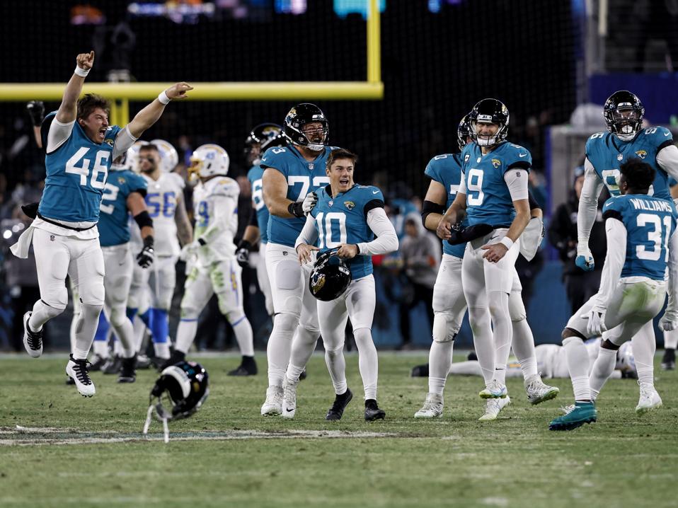 El pateador Riley Patterson de los Jacksonville Jaguars celebra con sus compañeros.