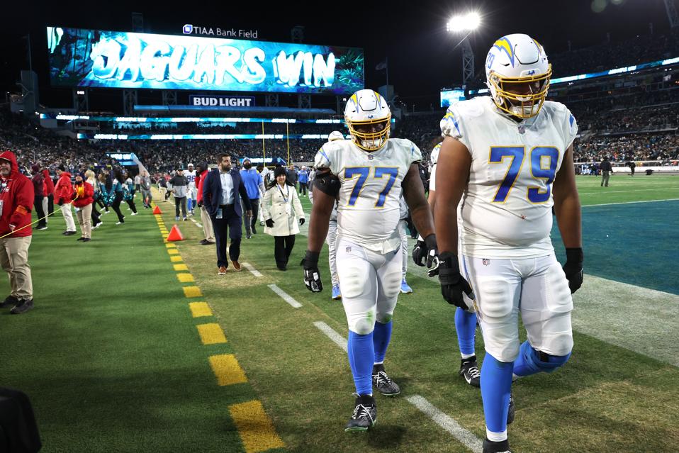 El tackle ofensivo de Los Angeles Chargers Trey Pipkins III y el escolta Zion Johnson.