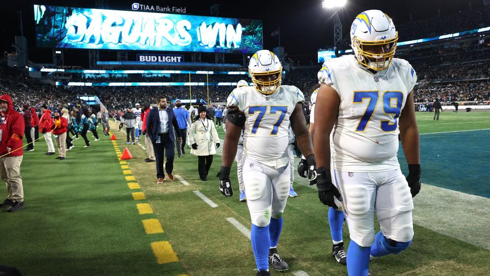 El tackle ofensivo de Los Angeles Chargers Trey Pipkins III y el escolta Zion Johnson.