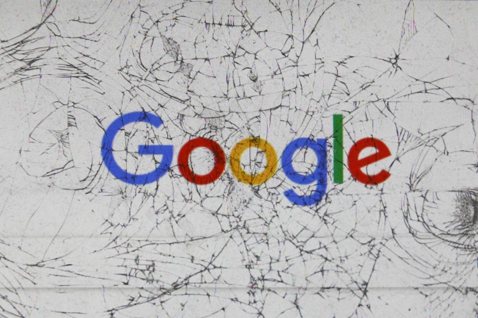 El logo de Google se ve a través del vidrio roto