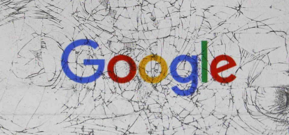 El logo de Google se ve a través del vidrio roto